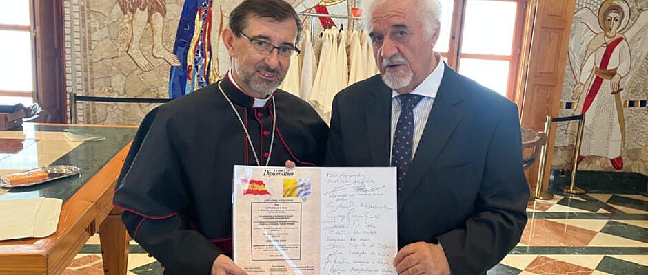 el emabajador george massaad condecorando al nuevo arzobispo de madrid